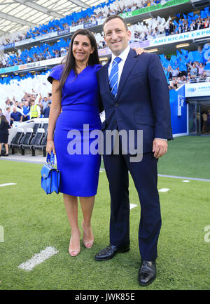 Brighton e Hove Albion presidente Tony Bloom accompagnato da sua moglie Linda durante il match di Premier League al AMEX Stadium, Brighton. Stampa foto di associazione. Picture Data: Sabato 12 Agosto, 2017. Vedere PA storia SOCCER Brighton. Foto di credito dovrebbe leggere: Gareth Fuller/filo PA. Restrizioni: solo uso editoriale nessun uso non autorizzato di audio, video, dati, calendari, club/campionato loghi o 'live' servizi. Online in corrispondenza uso limitato a 75 immagini, nessun video emulazione. Nessun uso in scommesse, giochi o un singolo giocatore/club/league pubblicazioni. Foto Stock