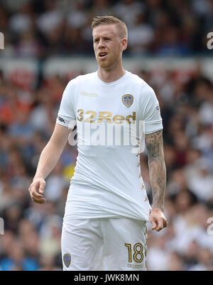 Leeds United's Pontus Jansson durante il cielo di scommessa match del campionato a Elland Road, Leeds. Stampa foto di associazione. Picture Data: Sabato 12 Agosto, 2017. Vedere PA storia SOCCER Leeds. Foto di credito dovrebbe leggere: Anna Gowthorpe/filo PA. Restrizioni: solo uso editoriale nessun uso non autorizzato di audio, video, dati, calendari, club/campionato loghi o 'live' servizi. Online in corrispondenza uso limitato a 75 immagini, nessun video emulazione. Nessun uso in scommesse, giochi o un singolo giocatore/club/league pubblicazioni. Foto Stock