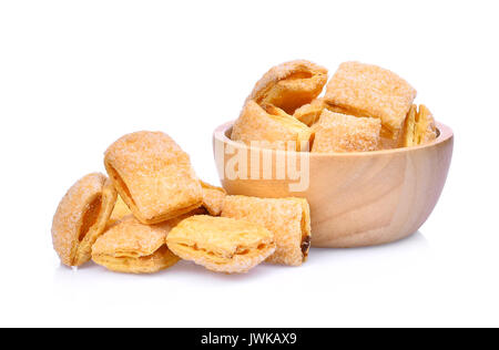 Croccante torta di ananas in ciotola di legno isolato su sfondo bianco Foto Stock