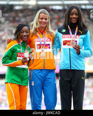 In Olanda la Dafne Schippers (centro) festeggia con la medaglia d'oro, la Costa d Avorio è Marie-Josee Ta Lou (sinistra) con l'argento e Bahamas' Shaunae Miller-Uibo con il bronzo sul podio per la Womens 200m Finale durante il giorno nove del 2017 IAAF Campionati del mondo presso il London Stadium. Stampa foto di associazione. Picture Data: Sabato 12 Agosto, 2017. Vedere PA storia mondiale di atletica. Foto di credito dovrebbe leggere: Jonathan Brady/filo PA. Restrizioni: solo uso editoriale. Nessuna trasmissione di suoni o immagini in movimento e nessun video di simulazione. Foto Stock