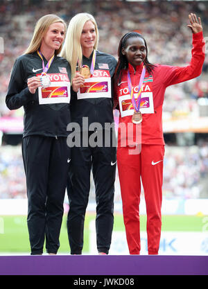 Stati Uniti d'America's Courtney Frerichs (argento) STATI UNITI D'AMERICA'S Emma Coburn (oro) e del Kenya Kiyeng Hyvin Jepkemoi (bronzo) sul podio per le donne del 3000m Siepi durante il giorno nove del 2017 IAAF Campionati del mondo presso il London Stadium. Foto Stock