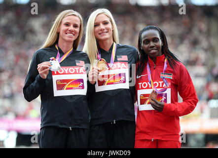 Stati Uniti d'America's Courtney Frerichs (argento) STATI UNITI D'AMERICA'S Emma Coburn (oro) e del Kenya Kiyeng Hyvin Jepkemoi (bronzo) sul podio per le donne del 3000m Siepi durante il giorno nove del 2017 IAAF Campionati del mondo presso il London Stadium. Foto Stock