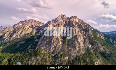 Chiudi vista aerea di una montagna in Idaho con un po' di neve Foto Stock