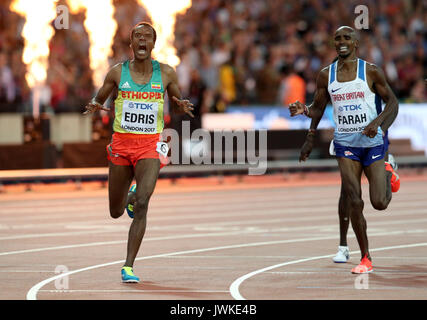 Etiopia's Muktar Edris attraversa il traguardo precedendo di Gran Bretagna Mo Farah vincere l'oro negli uomini 5000m Final durante il giorno nove del 2017 IAAF Campionati del mondo presso il London Stadium. Foto Stock