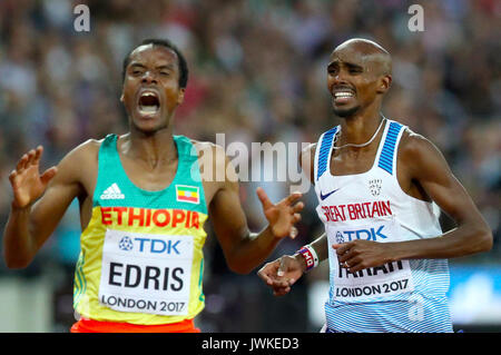 Etiopia's Muktar Edris (sinistra) reagisce come egli attraversa il traguardo precedendo di Gran Bretagna Mo Farah vincere l'oro negli uomini 5000m Final durante il giorno nove del 2017 IAAF Campionati del mondo presso il London Stadium. Foto Stock