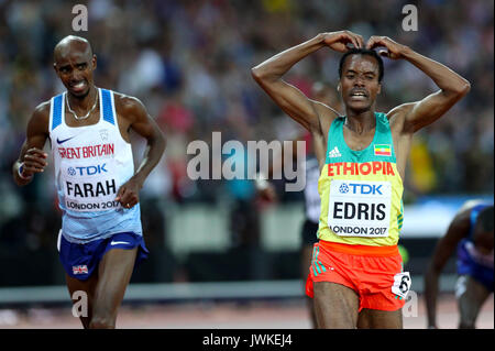 Etiopia's Muktar Edris attraversa il traguardo precedendo di Gran Bretagna Mo Farah vincere l'oro negli uomini 5000m Final durante il giorno nove del 2017 IAAF Campionati del mondo presso il London Stadium. Foto Stock