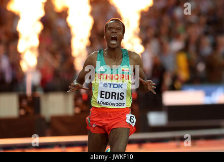 Etiopia's Muktar Edris attraversa il traguardo per vincere l'oro negli uomini 5000m Final durante il giorno nove del 2017 IAAF Campionati del mondo presso il London Stadium. Foto Stock