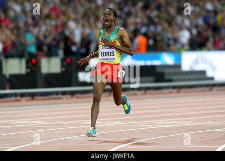 Etiopia's Muktar Edris attraversa il traguardo per vincere l'oro negli uomini 5000m Final durante il giorno nove del 2017 IAAF Campionati del mondo presso il London Stadium. Foto Stock