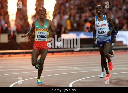 Etiopia's Muktar Edris (sinistra) reagisce come egli attraversa il traguardo precedendo di Gran Bretagna Mo Farah vincere l'oro negli uomini 5000m Final durante il giorno nove del 2017 IAAF Campionati del mondo presso il London Stadium. Foto Stock