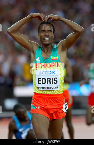 Etiopia's Muktar Edris fa il mobot come egli attraversa il traguardo precedendo di Gran Bretagna Mo Farah (non raffigurata) vincere l'oro negli uomini 5000m Final durante il giorno nove del 2017 IAAF Campionati del mondo presso il London Stadium. Foto Stock