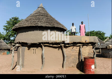 Il SUD SUDAN, villaggio nei pressi di Rumbek, capanna di argilla della tribù Dinka Foto Stock