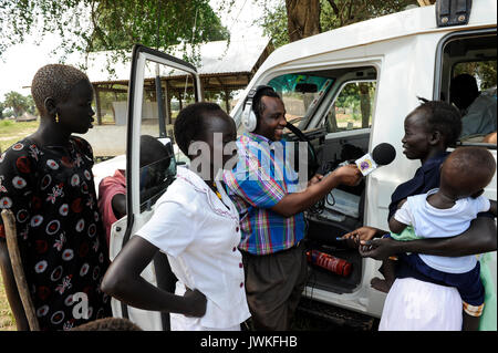 Il SUD SUDAN Bahr al Ghazal regione dei laghi , stato, città Cuibet, radio cattoliche buone notizie / SUED-SUDAN regione di Bahr el Ghazal , Stato dei Laghi, Cuibet , Fr. Don Bosco Ochieng Onyalla, Leiter der Radiostation buone notizie Radio Foto Stock