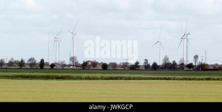 Turbine eoliche, linee telefoniche, piloni telefonici, Vista orizzontale ad ampio angolo, campo, passaggio, verde, alberi, Cespugli, erba, cielo blu, nuvoloso Foto Stock