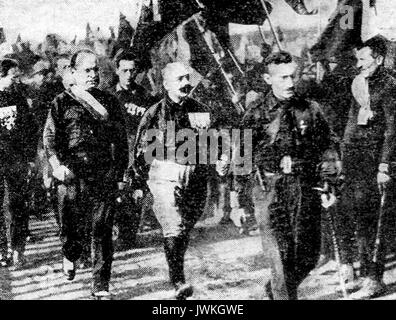 1922 Mussolini accompagnato dal suo nero fascista-shirt riuniti a Roma Foto Stock