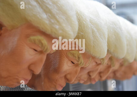 U.S presidente Donald Trump's maschere in lattice sono visti all'interno di un messicano di fabbrica prima di essere confezionati per la vendita in vari stabilimenti in tutto il mondo. Foto Stock