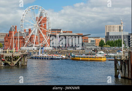 La Baia di Cardiff in un giorno di estate in agosto Foto Stock