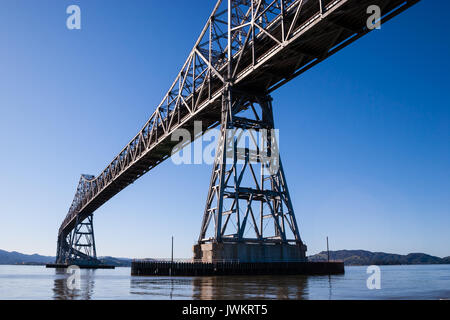 Un ponte in acciaio su acqua nel pomeriggio in una giornata di sole con cielo blu Foto Stock