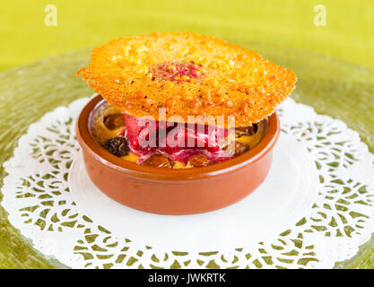 Dessert Gourmet con brandy snap, sorbetto di lampone, uvetta e crema pasticcera Foto Stock