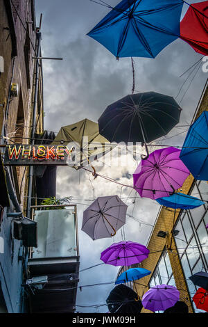 Ombrelli appesi sui fili al di fuori dei bar di Dublino Irlanda Foto Stock