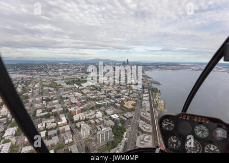 Vista aerea da elicottero del lo Space Needle e il Seattle Center e dal centro cittadino, nello Stato di Washington, USA Foto Stock