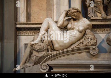 Rinascimento tomba di Giuliano di Lorenzo de' Medici con la Notte di Michelangelo nella Sagrestia Nuova delle Cappelle medicee nella Basilica di San Lorenzo in Suo Foto Stock