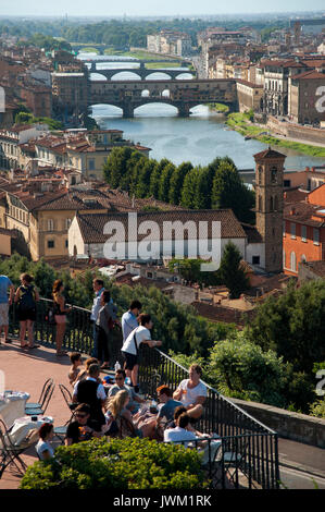 La Chiesa di San Niccolò Oltrarno, sul fiume Arno e Ponte Vecchio nel centro storico di Firenze elencati di Patrimonio Mondiale dall Unesco in Firenze, Toscana, Ital Foto Stock