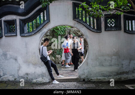 Un arco attraverso una parete nell' Yuyuan Gardens in Cina a Shanghai. Foto Stock
