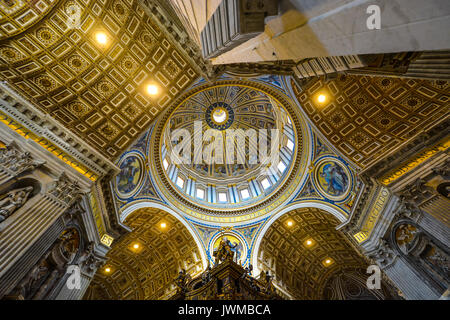 La Cupola della Basilica di San Pietro in Vaticano, Roma Italia dall'interno mostra oro brillante e blu Foto Stock