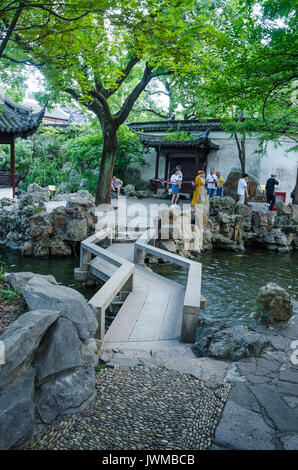 A zig zag ponte attraverso un laghetto nei giardini Yuyuang a Shanghai. Foto Stock