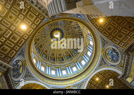 La Cupola della Basilica di San Pietro in Vaticano, Roma Italia dall'interno mostra oro brillante e blu Foto Stock