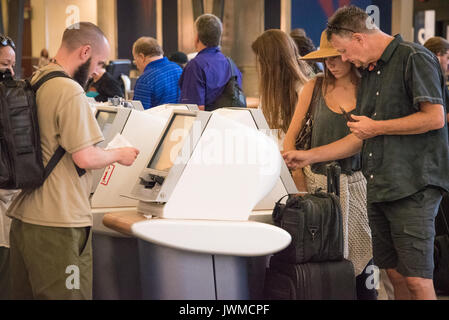 Delta Air Lines passeggeri ad Atlanta International Airport mediante controllo automatico in chioschi per carte di imbarco in Atlanta, Georgia, Stati Uniti d'America. Foto Stock