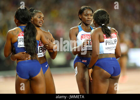 Gran Bretagna Asha Philip, Desiree Henry, Dina Asher-Smith e Daryll Neita festeggiare la conquista di argento nella donna 4x100m relè durante il giorno nove del 2017 IAAF Campionati del mondo presso il London Stadium. Foto Stock