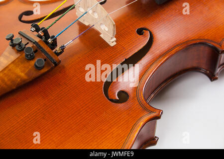 Una bella multa violino sulla superficie bianca Foto Stock