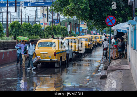 L'iconico giallo taxi di calcutta vicino a quella di Howrah bridge. Foto Stock