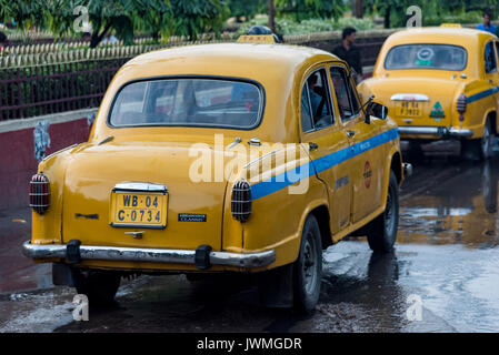 L'iconico giallo taxi di calcutta vicino a quella di Howrah bridge. Foto Stock