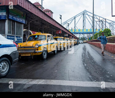 L'iconico giallo taxi di calcutta vicino a quella di Howrah bridge. Foto Stock