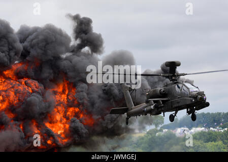 British Army Agusta Westland AH-64 Apache AH1 elicottero da attacco con esplosioni pirotecniche al RIAT Airshow Foto Stock