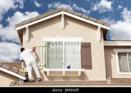 Casa professionale pittore pittura il rivestimento e persiane di una casa. Foto Stock