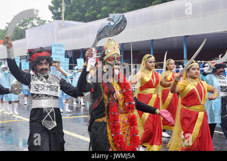 Kolkata, India. 12 Ago, 2017. Popolare artista del Bengala partecipa durante le prove del Giorno di Indipendenza parade di Kolkata. Piena prova generale del Giorno di Indipendenza parata tenutasi a Indira Gandhi Sarani o rosso su strada il 12 agosto 2017 a Calcutta. Credito: Saikat Paolo/Pacific Press/Alamy Live News Foto Stock