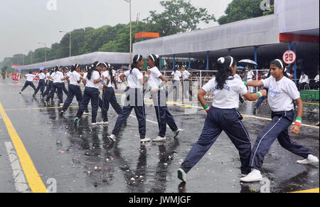 Kolkata, India. 12 Ago, 2017. Ragazze eseguire arte marziali durante le prove del Giorno di Indipendenza parade di Kolkata. Piena prova generale del Giorno di Indipendenza parata tenutasi a Indira Gandhi Sarani o rosso su strada il 12 agosto 2017 a Calcutta. Credito: Saikat Paolo/Pacific Press/Alamy Live News Foto Stock