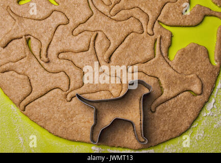 Fare in casa cane tratta nella forma di un osso. Foto Stock