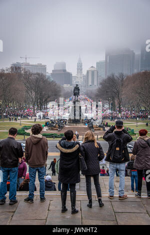 Gli spettatori a guardare Womens marzo nella città di Filadelfia il 21 di Gennaio 2017 Foto Stock
