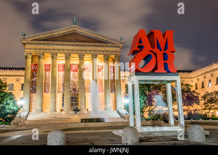 Vista del Amor scultura da Robert Indiana nella parte anteriore del Philadelphia Museum di Arte illuminato dopo ore di sera, Philadelphia, Pennsylvani Foto Stock