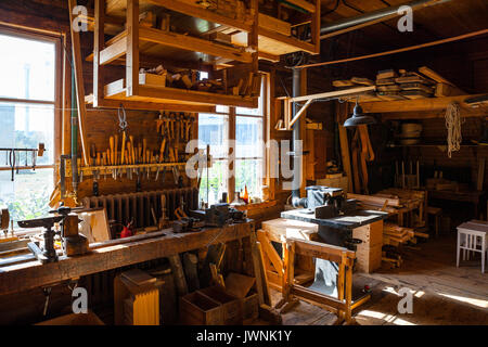 Stoccolma, Svezia - 18 settembre 2016: in stile retrò in legno workshop camera con molti strumenti Foto Stock