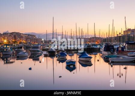 Alba vista delle barche a vela e yacht nel piccolo porto. Malta. Foto Stock