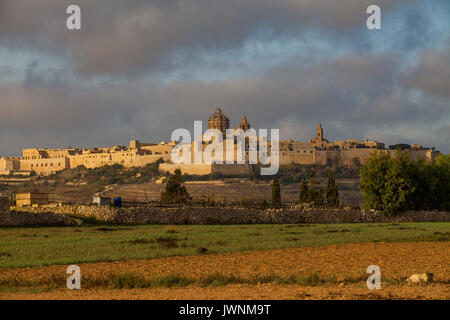 Antica collina fortificata città capitale di Malta, la città silenziosa, Mdina o L-Imdina, skyline di sunrise. Foto Stock