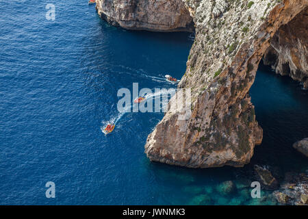 Gita in barca intorno alla grotta blu a Malta Foto Stock