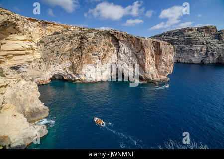 Gita in barca intorno alla grotta blu a Malta Foto Stock