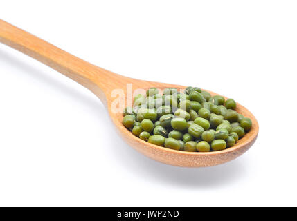 Close up di verde Mung bean in cucchiaio di legno isolato su sfondo bianco Foto Stock