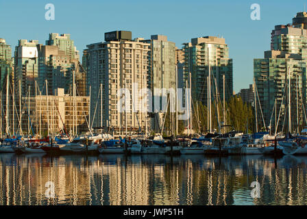 Lo skyline di Vancouver come visto da Stanley Park, Vancouver, British Columbia, Canada Foto Stock